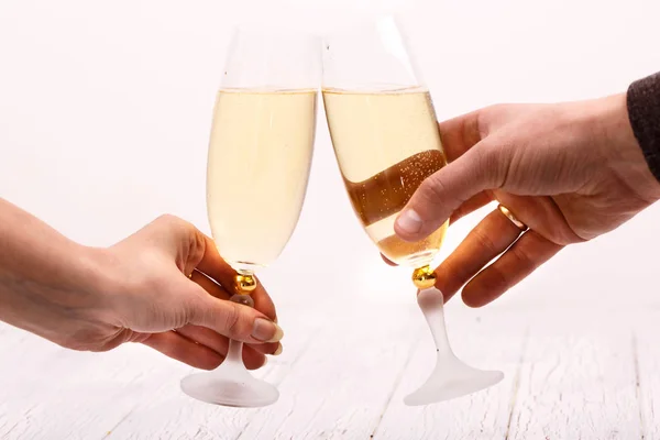 Hombre y mujer chocan copas con champán — Foto de Stock