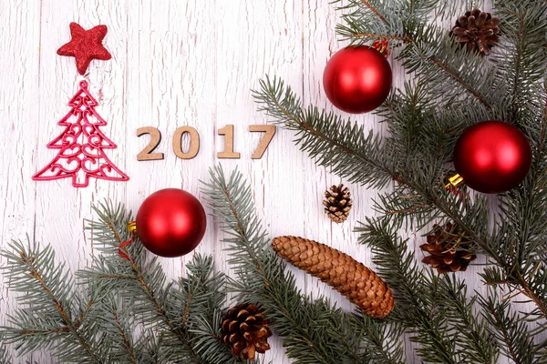 Numeri e ramoscelli di abete rosso con decorazione natalizia sdraiato su whit — Foto Stock
