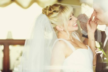 Sarışın gelin damat onu peçe dokunur iken güler  