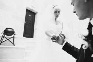 Siyah beyaz resim aşağı doğru gidiş bir gelin bir 