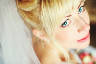 Derin mavi gözlü güzel sarışın bir gelin