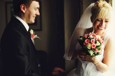 Gülünecek bir gelin gülümseyen damat ulaşır 