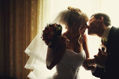 Sadece evli öpücük daylights Restoran Hall tarafından aydınlatılmış 