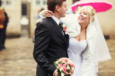 Gelin Damat boyun ayakta somew etrafında onun elini tutarak güler