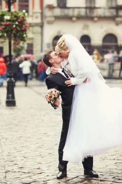 Onu kadar bir yere eski arttırıyor iken gelin damat kisses