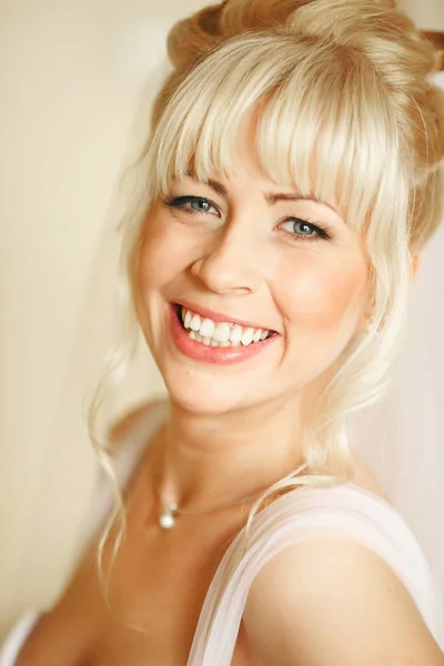 Fabelhafte Braut mit blonden Haaren lächelt — Stockfoto