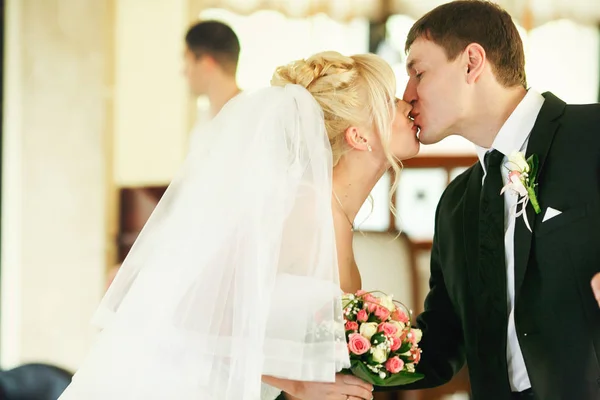 Noiva chega a um belo noivo para um beijo — Fotografia de Stock