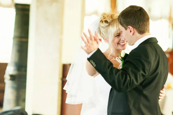 Bir düğün öncesi bir damat dans ederken gelin gülümsüyor — Stok fotoğraf