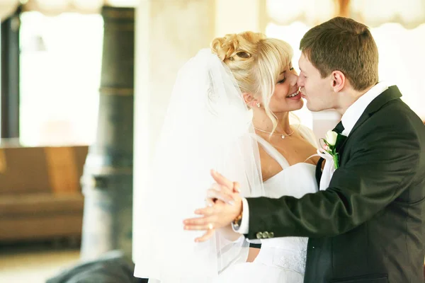 Жених целует невесту, танцующую с ней в пустом ресторане — стоковое фото