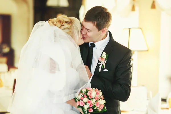 Nişanlısı bir restoranda çarpıcı bir gelin kisses — Stok fotoğraf