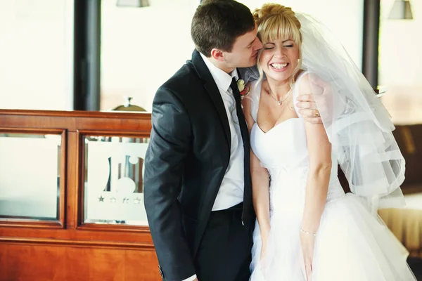 Groom étreint les épaules de la mariée pendant qu'elle rit — Photo