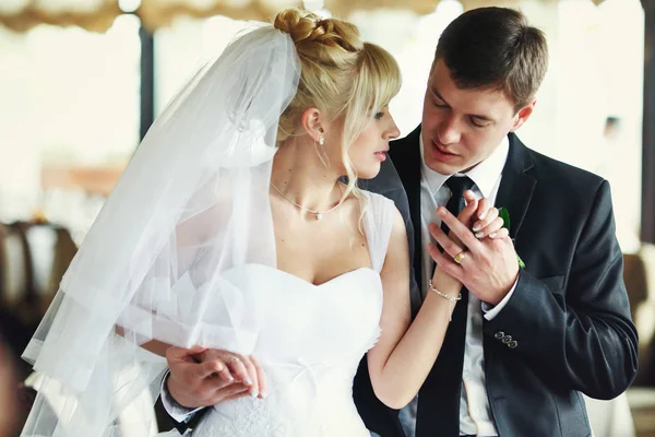 Míg átölelve őt gyengéden vőlegénye tart menyasszony kezét — Stock Fotó
