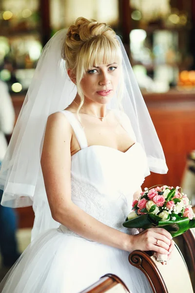 Блондинка наречена виглядає приголомшливо стоячи за стільцем — стокове фото