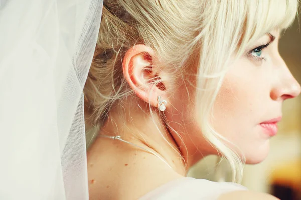 Un perfil magnífico de una novia rubia con pendientes de perlas — Foto de Stock