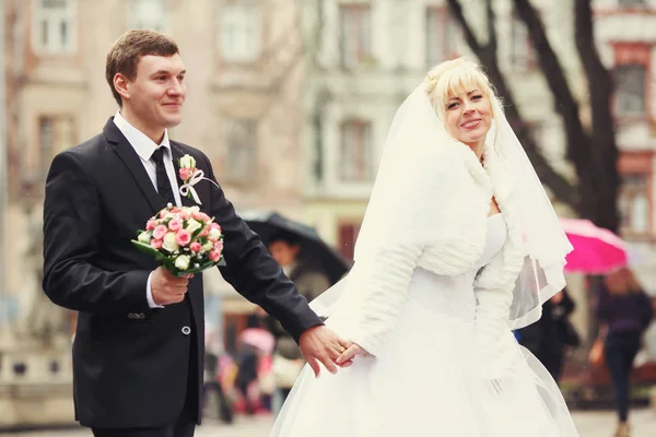 Nevěsta vypadá báječný, chodit po městě s ženicha — Stock fotografie