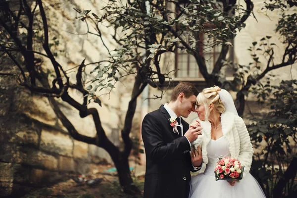 Gelin ve damat eski ayakta sevgiyle bakıyoruz 