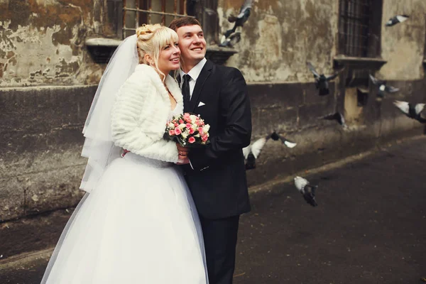 Bir evlilik çift uçan güvercinler saatler