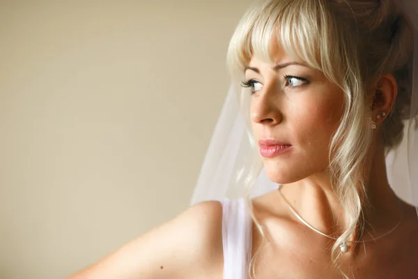 Atemberaubende blonde Braut posiert in einem Hotel für die Kamera — Stockfoto