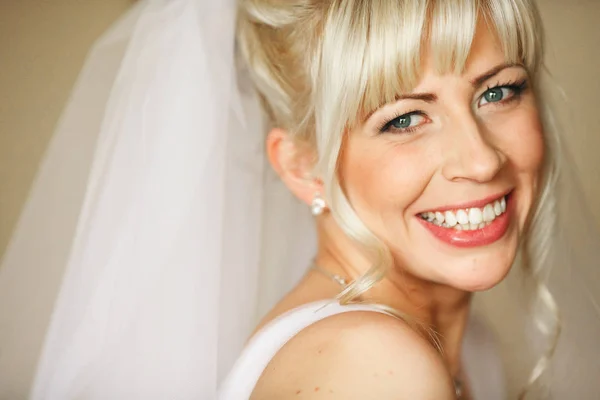Blonda bruden ler mousserande på porträttet — Stockfoto