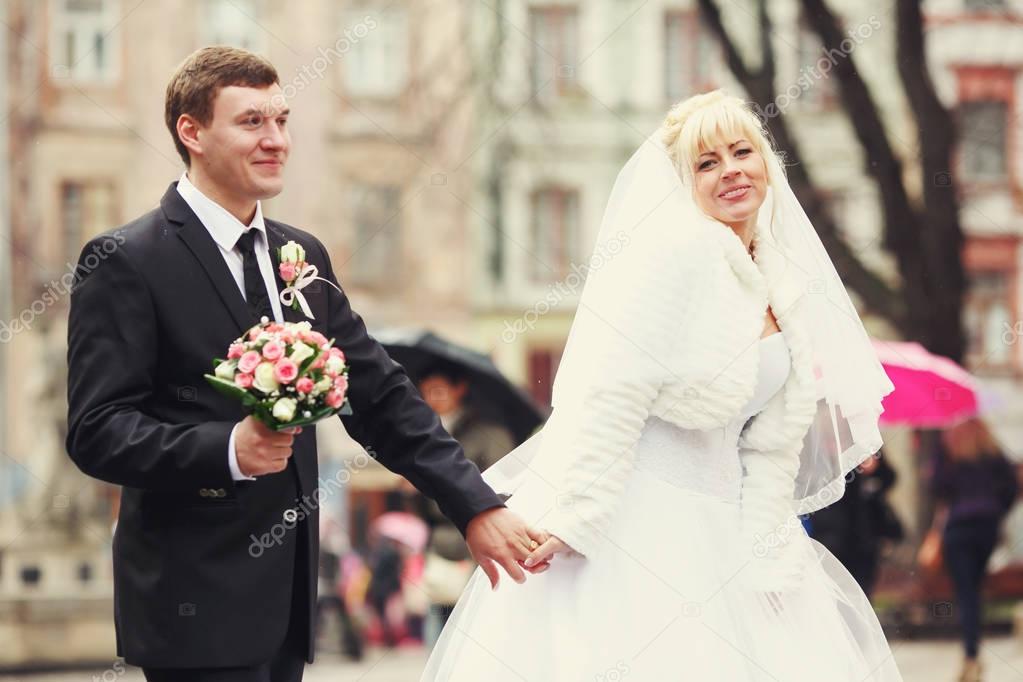 Bride looks fabulous walking around the city with a groom 