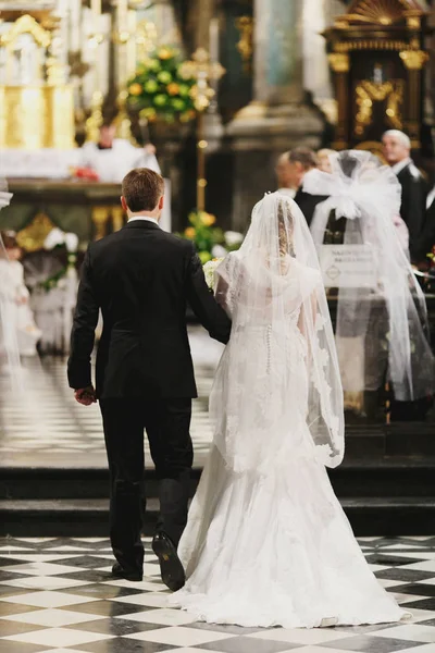 Свадебная пара в церкви — стоковое фото