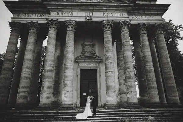 Paar posiert vor Kathedrale — Stockfoto