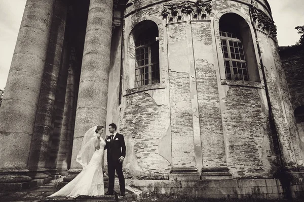 Paret står bakom gamla katedral — Stockfoto