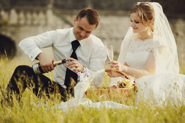 Невеста держит бокалы для шампанского — стоковое фото