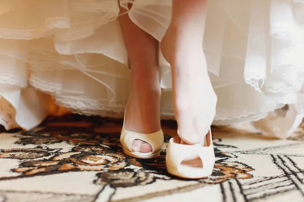 Menyasszony helyezi a fehér cipő — Stock Fotó