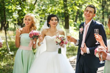Düğün çifti ve arkadaşları