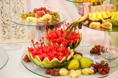Ziyafet masa meyve ile