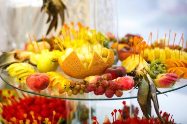 Ziyafet masa meyve ile