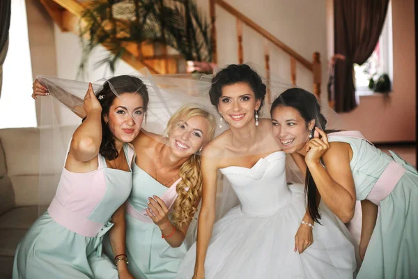 A noiva mais feliz com damas de honor — Fotografia de Stock