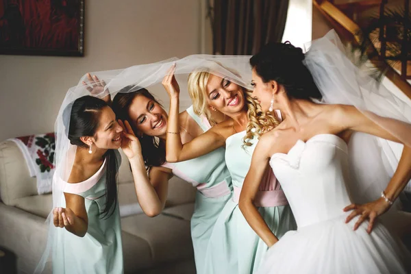Happinest nevěsta s družičky — Stock fotografie