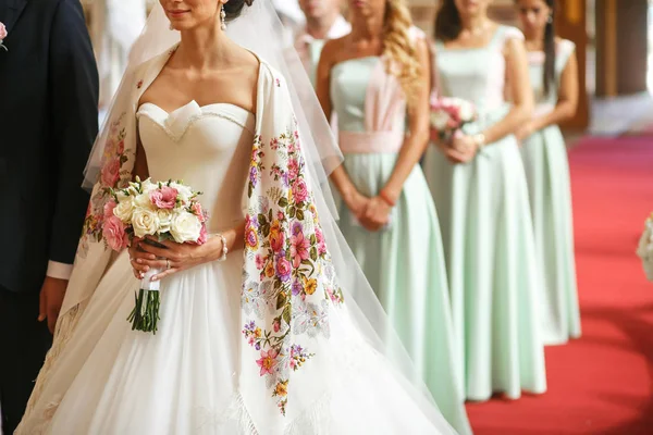 Nevěsty jsou v kostele — Stock fotografie