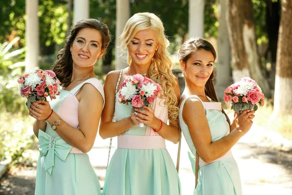 Belles demoiselles d'honneur avec bouquets — Photo