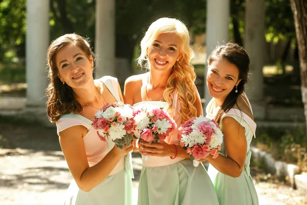 Belas damas de honra com buquês — Fotografia de Stock