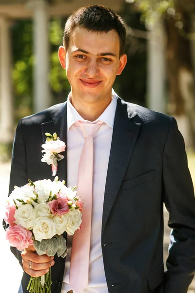 De bruidegom van de happinest met het boeket — Stockfoto