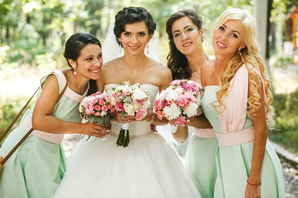 De schattige bruid met de bruidsmeisjes — Stockfoto