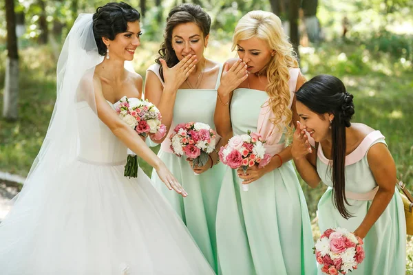 Dama de honra admiração do anel de casamento da noiva — Fotografia de Stock