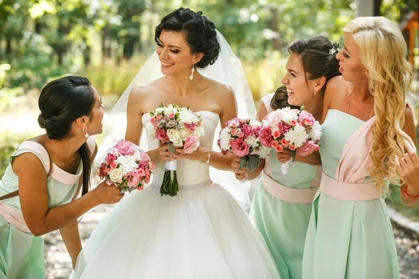 Bruidsmeisjes bewonderen van bruid — Stockfoto