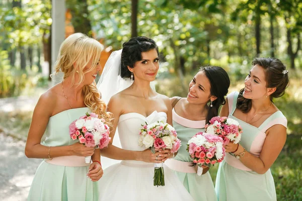 Las damas de honor admirando de la novia —  Fotos de Stock