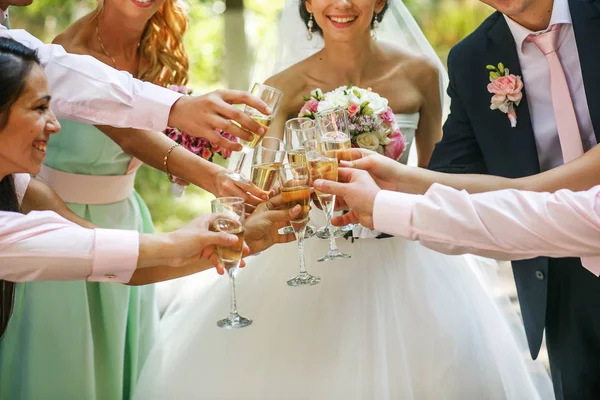 Les mariées et les amis boivent des verres de champagne — Photo