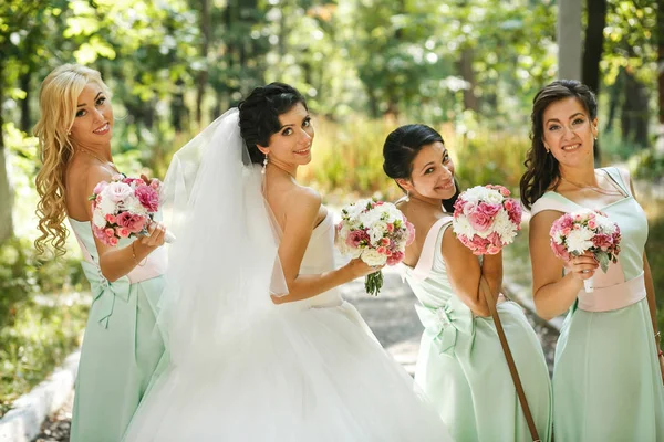 迷人的新娘和伴娘手持花束 — 图库照片