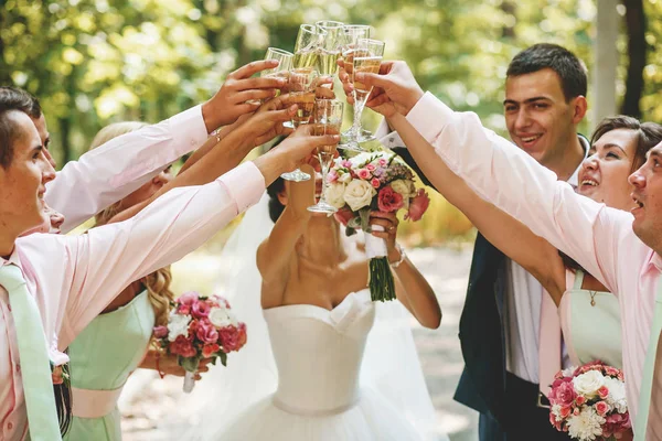 Brides i przyjaciele wypić szklanki szampana — Zdjęcie stockowe