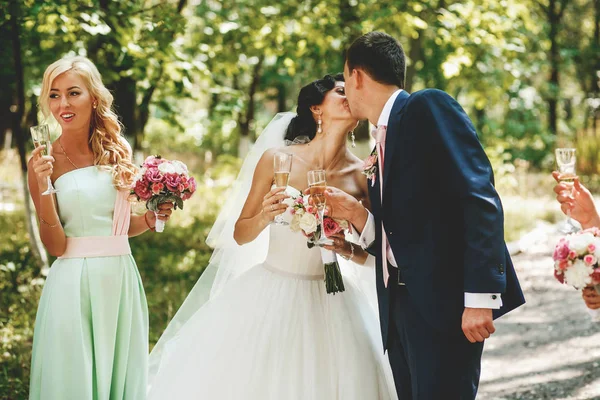 Bride kissing in the park — Stock Photo, Image