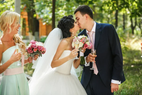 The brides kissing in the park — Stock Photo, Image