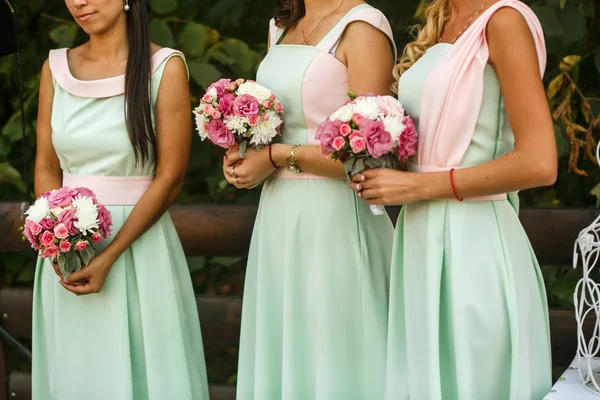 Mooie bruidsmeisjes met boeketten — Stockfoto
