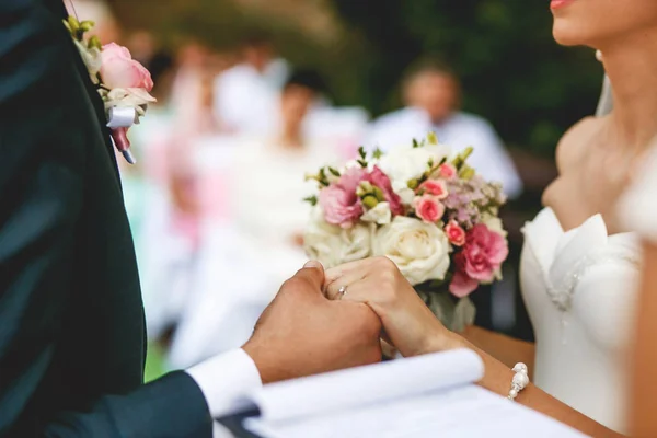 Menyasszony kéz a kézben — Stock Fotó