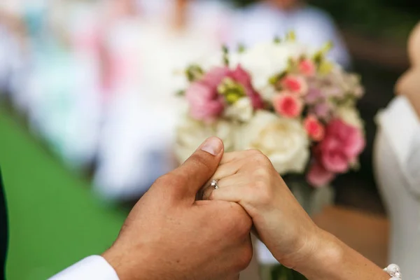 Невесты держатся за руки — стоковое фото